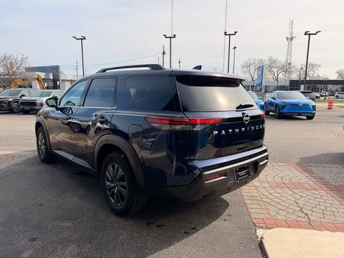 Used 2024 Nissan Pathfinder SV image 5