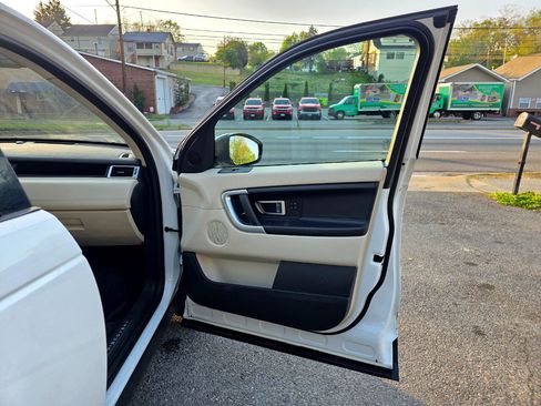 Used 2017 Land Rover Discovery Sport HSE Luxury image 16