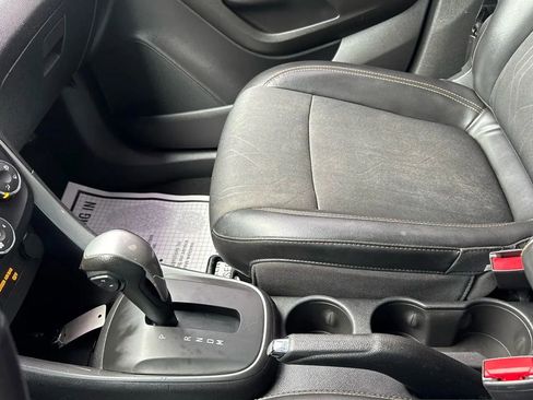 Used 2019 Chevrolet Trax LT w/ LT Convenience Package FWD image 28