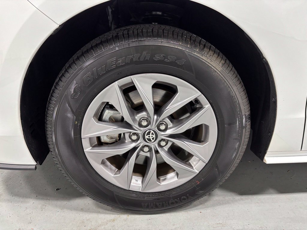 Used 2026 Toyota Sienna LE FWD image 68