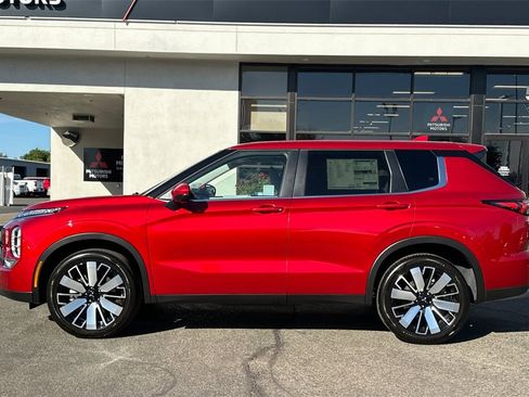 New 2025 Mitsubishi Outlander SE image 8