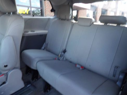 Used 2016 Toyota Sienna XLE w/ XLE Navigation Package FWD image 10