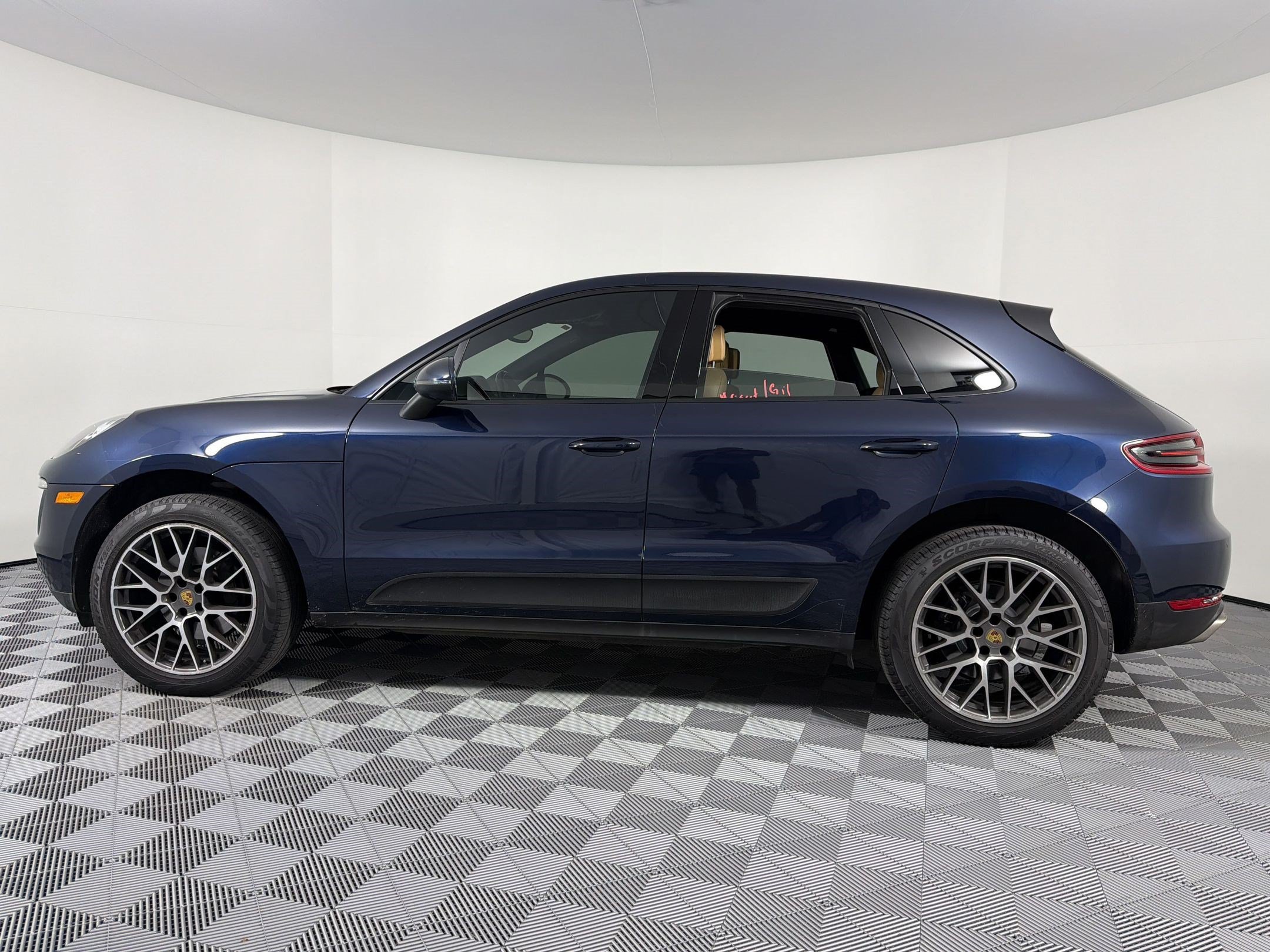 Used 2018 Porsche Macan AWD/4WD image 2