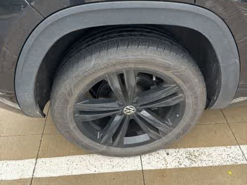 Used 2023 Volkswagen Atlas Cross Sport SEL R-Line AWD/4WD image 8