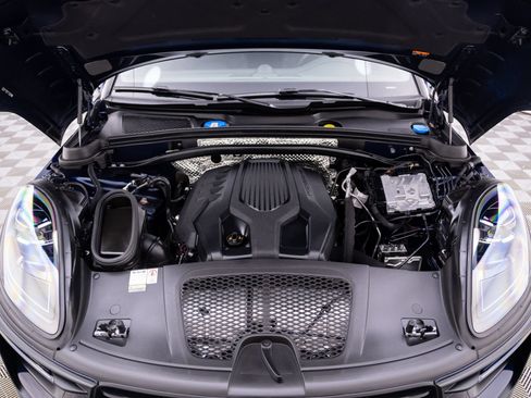 Certified 2023 Porsche Macan AWD/4WD image 30