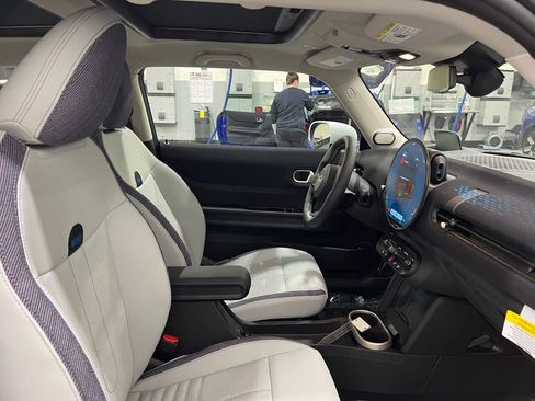 Certified 2025 MINI Cooper 2-Door Hardtop image 23