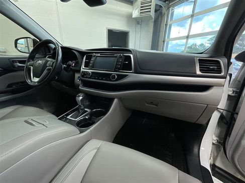 Used 2019 Toyota Highlander XLE FWD image 36