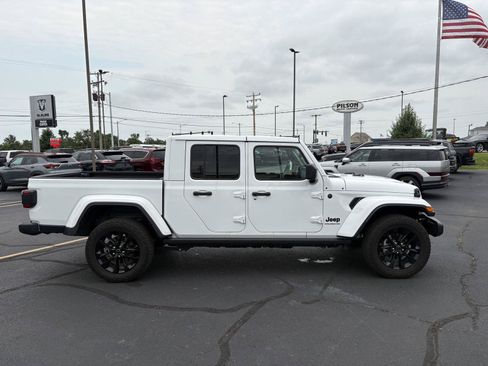 Used 2025 Jeep Gladiator Sport AWD/4WD image 24