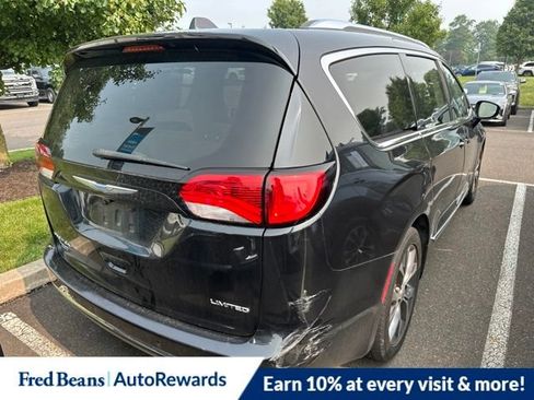 Used 2018 Chrysler Pacifica Limited w/ Tire & Wheel Group FWD image 6