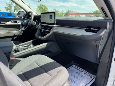 Used 2025 Ford Explorer Active RWD image 19
