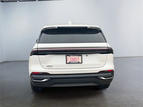 Used 2024 Lincoln Nautilus Premier image 4