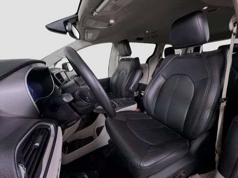 Used 2020 Chrysler Pacifica Touring-L FWD image 11