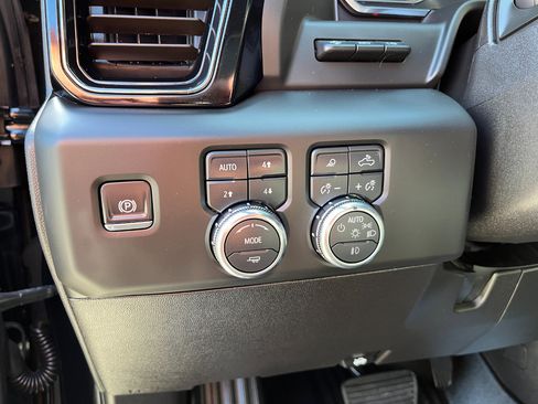 Used 2025 GMC Sierra 2500 AT4X image 14