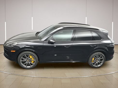 Certified 2022 Porsche Cayenne Turbo S AWD/4WD image 34