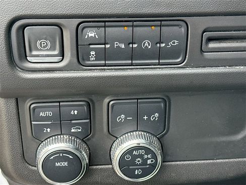 Used 2021 GMC Yukon XL SLT image 11