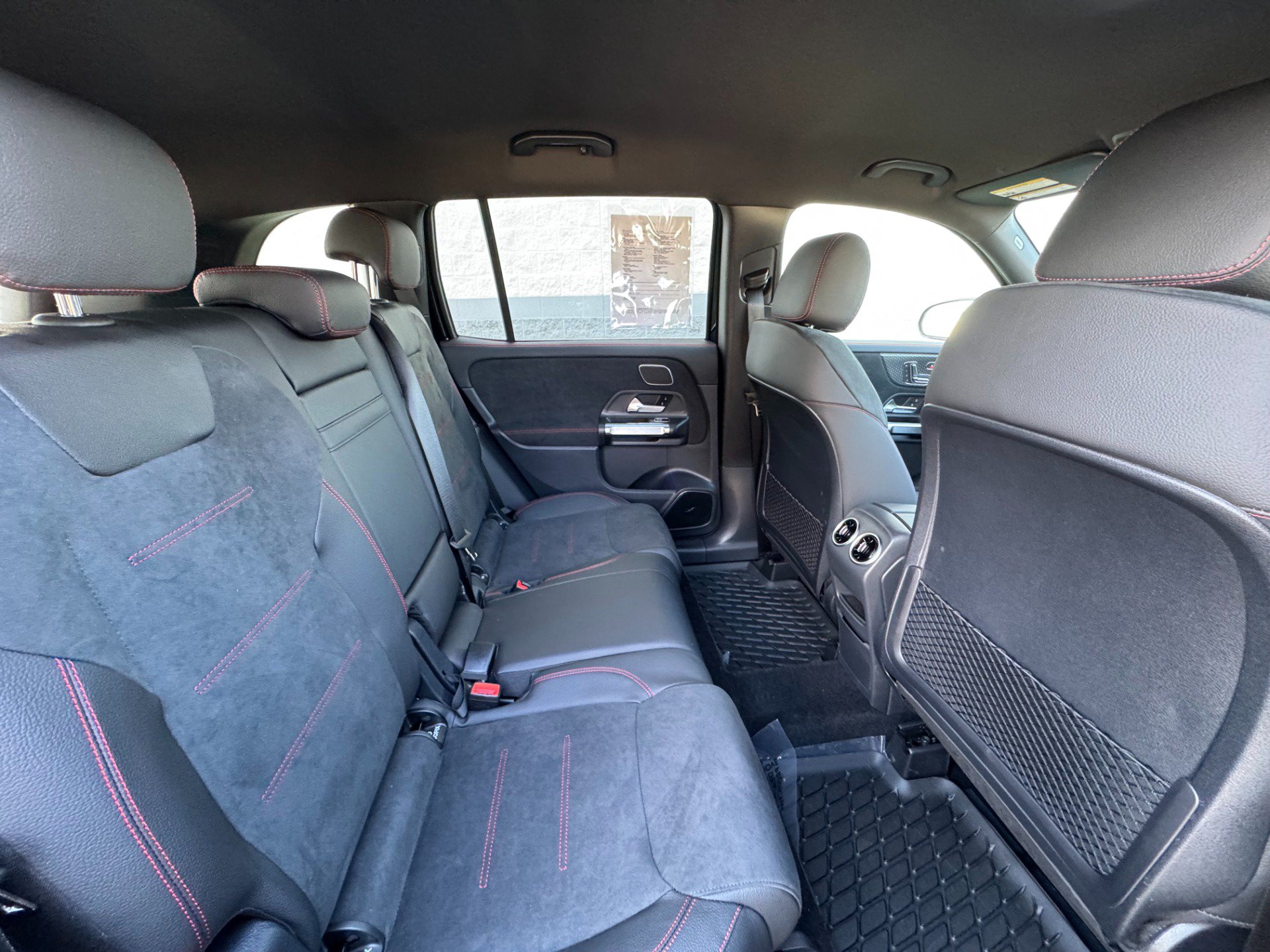 Used 2025 Mercedes-Benz GLB 250 w/ AMG Night Package image 34