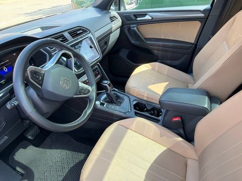 Used 2023 Volkswagen Tiguan SE FWD image 2