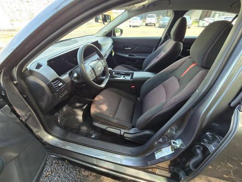 Used 2026 Nissan Sentra SR w/ Floor Mat Package FWD image 9