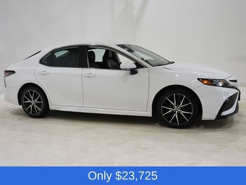 Used 2024 Toyota Camry SE image 3