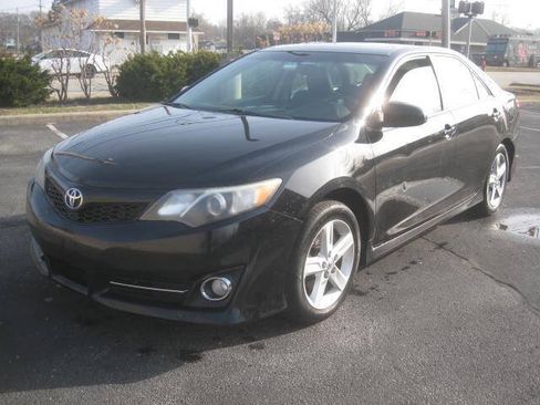 Used 2014 Toyota Camry SE FWD image 1