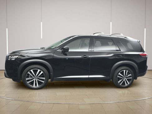 Certified 2025 Nissan Pathfinder Platinum w/ Cargo Package FWD image 4