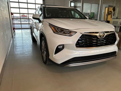 Used 2022 Toyota Highlander Platinum image 3
