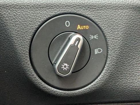 Used 2025 Volkswagen Jetta SE image 34