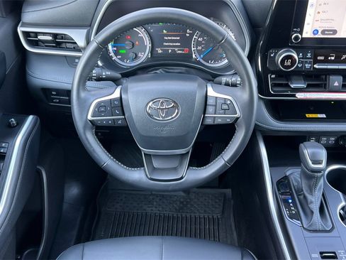 Certified 2025 Toyota Highlander XLE image 16