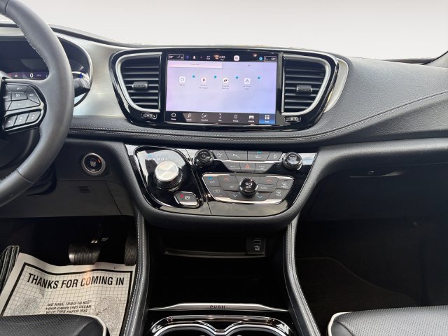 Used 2023 Chrysler Pacifica Limited w/ Uconnect Theater Family Group FWD image 6