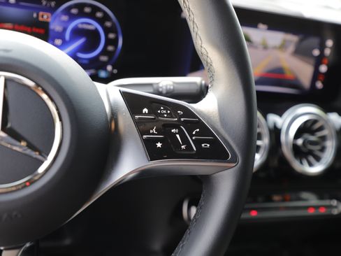 Used 2024 Mercedes-Benz EQB 300 4MATIC image 21