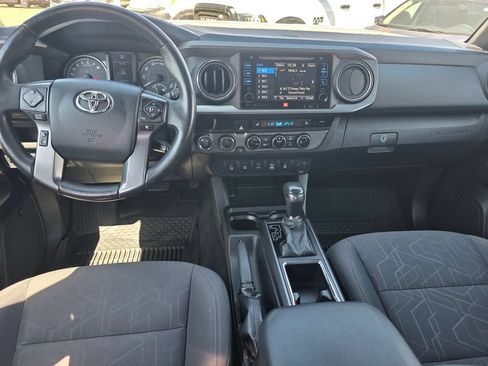 Used 2017 Toyota Tacoma TRD Off-Road AWD/4WD image 18