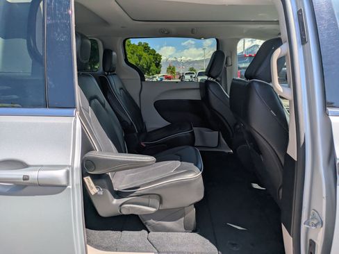 Used 2024 Chrysler Pacifica Limited FWD image 34