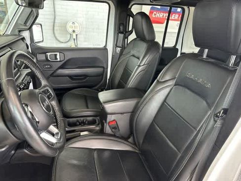 Used 2018 Jeep Wrangler Unlimited Sahara w/ Cold Weather Group AWD/4WD image 3