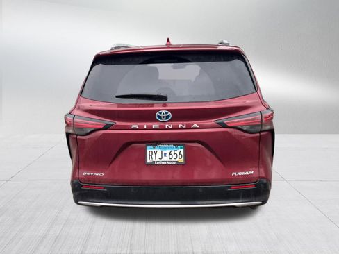 Used 2025 Toyota Sienna Platinum image 3