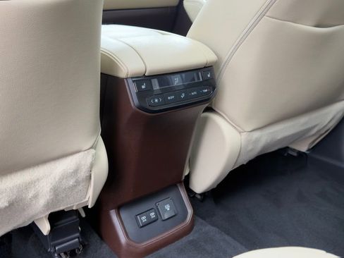 Used 2021 Toyota Highlander Platinum AWD/4WD image 31
