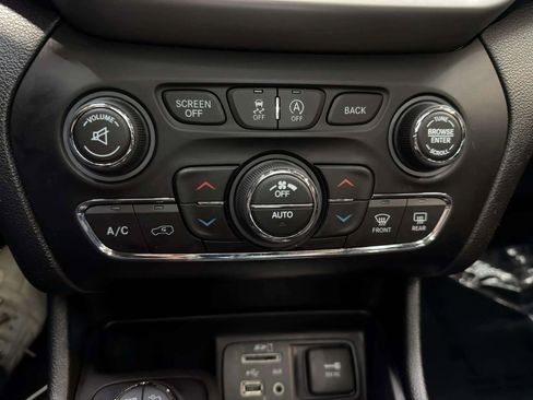 Used 2018 Jeep Cherokee Trailhawk image 23