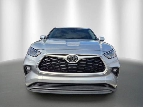 Used 2023 Toyota Highlander LE FWD image 2