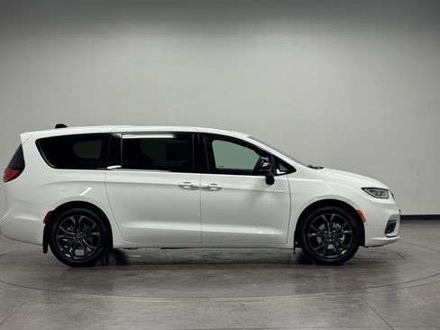 New 2026 Chrysler Pacifica Select FWD image 9