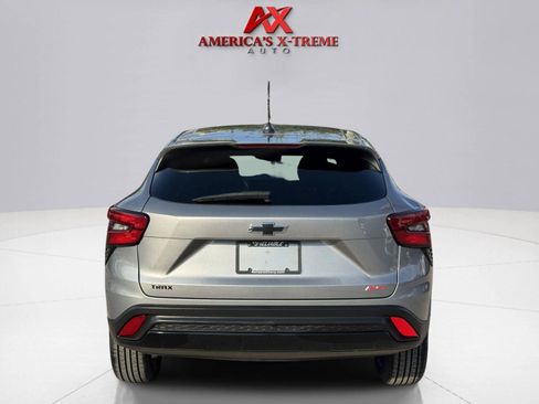 Used 2024 Chevrolet Trax RS w/ Sunroof Package FWD image 5