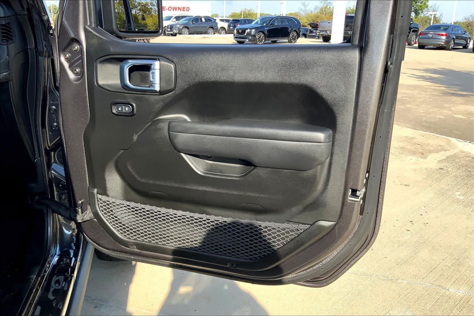 Used 2025 Jeep Gladiator Rubicon w/ Convenience Group AWD/4WD image 21