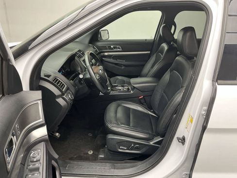 Used 2018 Ford Explorer XLT w/ Equipment Group 202A AWD/4WD image 12