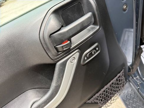 Used 2017 Jeep Wrangler Unlimited Sahara w/ Connectivity Group AWD/4WD image 12