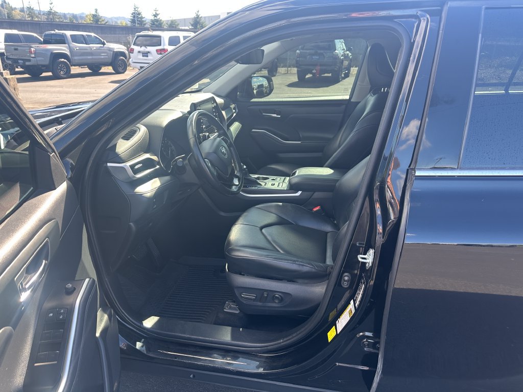 Used 2021 Toyota Highlander XLE AWD/4WD image 13