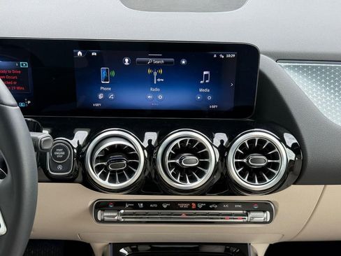 Used 2024 Mercedes-Benz GLA 250 4MATIC image 11