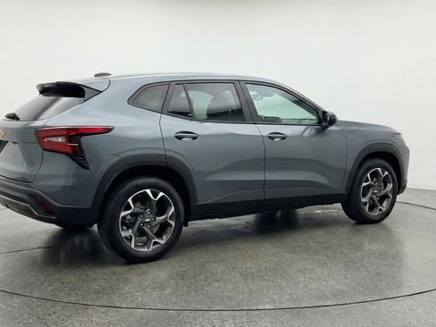 Used 2025 Chevrolet Trax LT w/ LT Convenience Package image 9