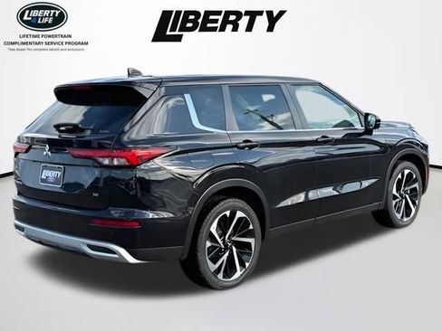 Used 2023 Mitsubishi Outlander SE image 3