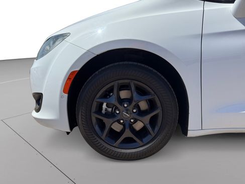 Used 2020 Chrysler Pacifica Touring-L Plus FWD image 9