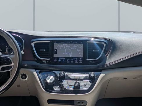 Used 2020 Chrysler Pacifica Limited FWD image 19