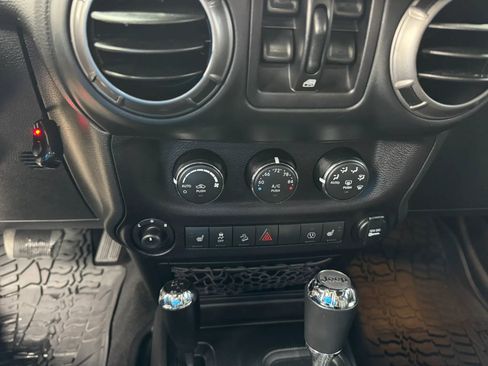 Used 2018 Jeep Wrangler Unlimited Sahara AWD/4WD image 40