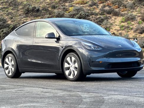 Used 2024 Tesla Model Y 2WD image 5